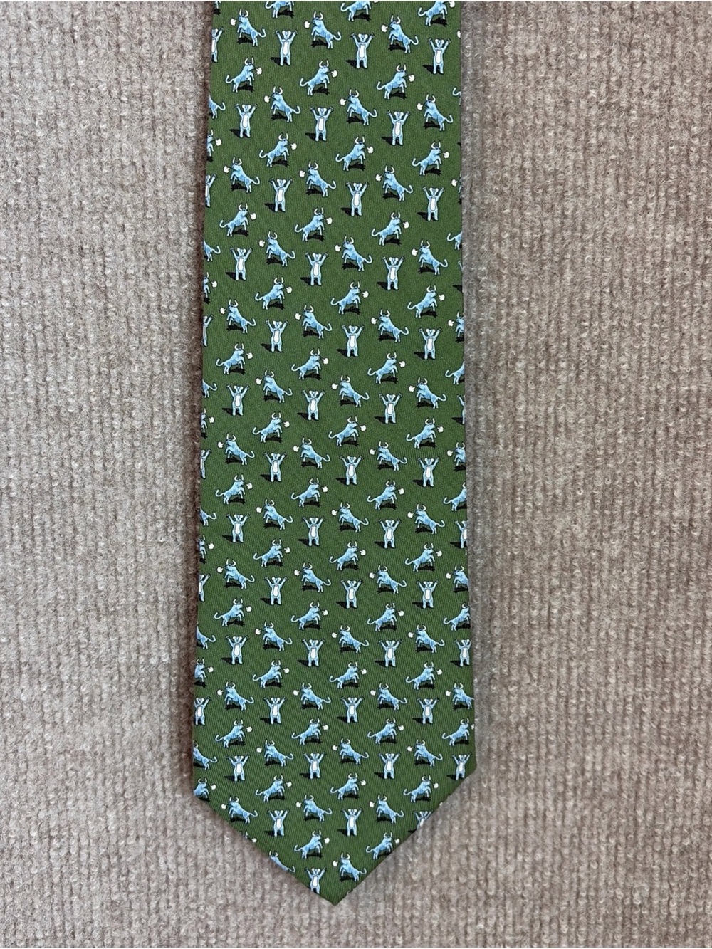 VINEYARD VINES men’s Silk In Green Bulls Design Hand.made In USA EX.COND